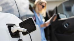 Decathlon i Powerdot łączą siły. Powstanie 250 punktów ładowania przy sklepach sportowych