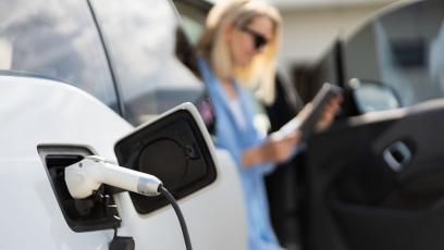 Decathlon i Powerdot łączą siły. Powstanie 250 punktów ładowania przy sklepach sportowych