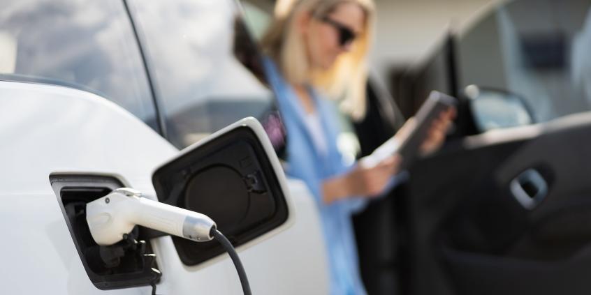 Decathlon i Powerdot łączą siły. Powstanie 250 punktów ładowania przy sklepach sportowych