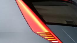 Chrysler Akino Concept - lewy tylny reflektor - włączony