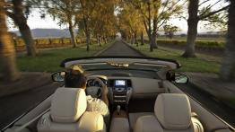 Nissan Murano CrossCabriolet - widok ogólny wnętrza z przodu