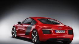 Audi R8 e-tron Concept - tył - reflektory włączone