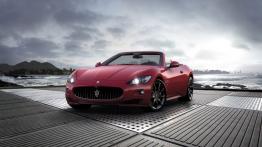 Maserati GranCabrio Sport - przód - reflektory włączone