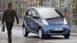 Peugeot iOn - przód - reflektory wyłączone