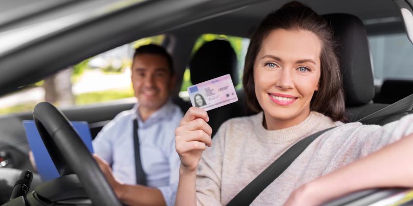 Prawo jazdy 2029 - unijna rewolucja przed nami. Cyfrowy dokument, miedzynarodowy zakaz prowadzenia pojazdów, zmiany dla kierowców po 65. roku życia i małoletnich