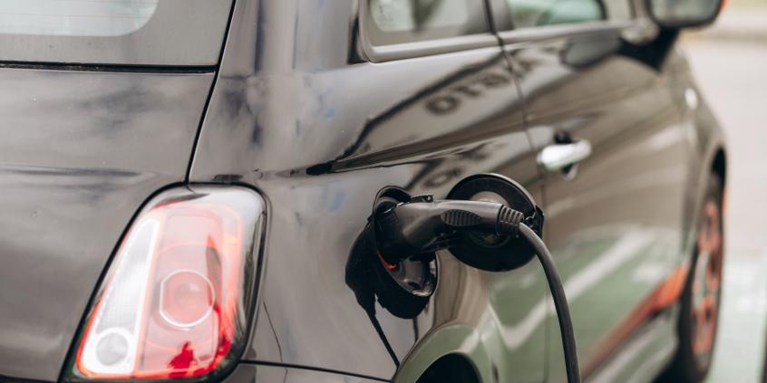 Niespodziewany zwrot. Używane elektryki drożeją, a diesle i benzyniaki tracą na wartości