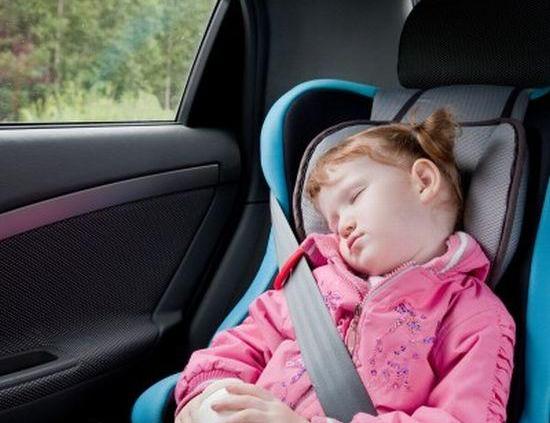 Starszak w aucie - fotelik czy podstawka?