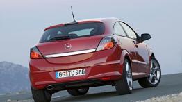 Opel Astra GTC - widok z tyłu