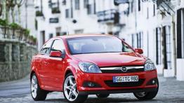 Opel Astra GTC - widok z przodu