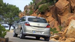 Opel Astra GTC - widok z tyłu
