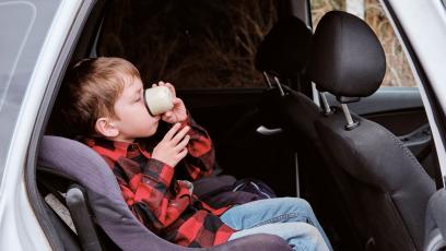 Dziecko w aucie może umrzeć w 30 minut. Test ADAC obnażył słabości systemów