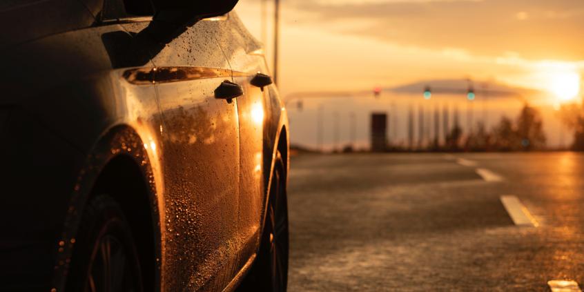 Dlaczego Porsche, BMW i Mercedes-AMG trzaskają przy skręcaniu? To nie jest usterka