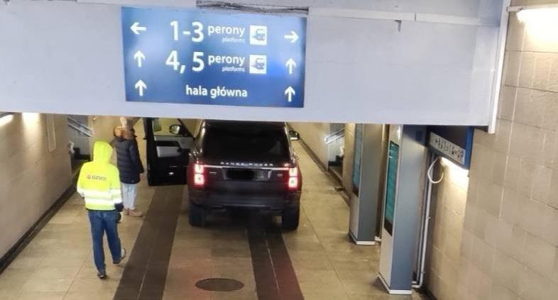 Myślała, że wjeżdża do garażu, a wylądowała Range Roverem na peronie. Kosztowny błąd 35-latki