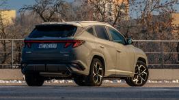 Kia Sportage 1.6 T-GDI vs Hyundai Tucson 1.6 T-GDI HEV – benzyna vs hybryda. Porównanie spalania i komfortu