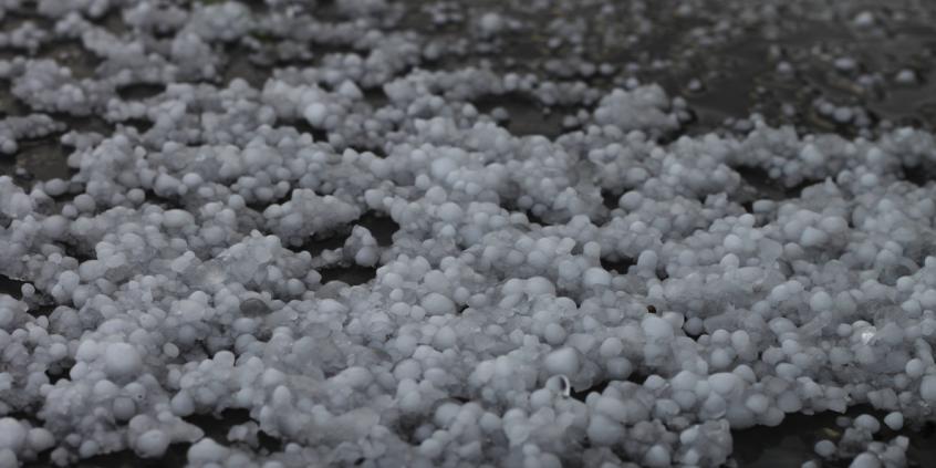 Walczył z gradem na dachu auta. Naprawy mogą kosztować fortunę