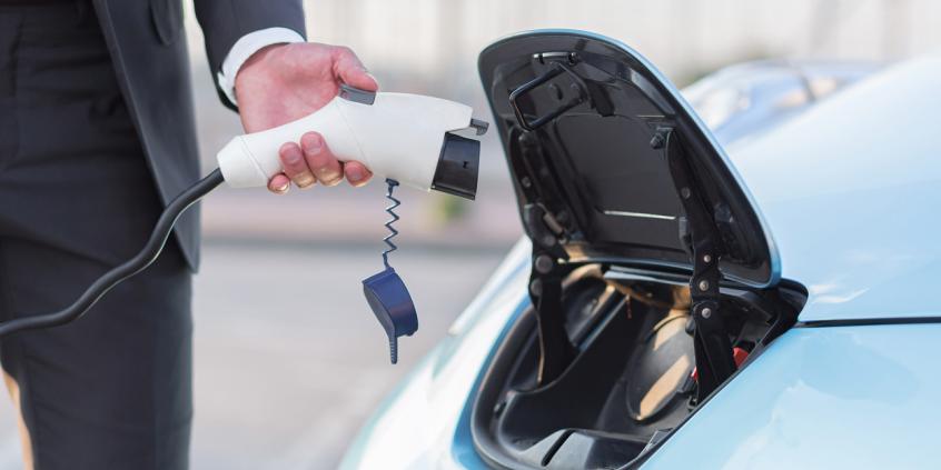 Diesel podrożał o prawie 39 proc., a Europa przesiada się do elektryków. Polska zostaje w tyle