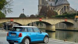Mini Cooper SD 2014 - wersja 5-drzwiowa w Paryżu - widok z tyłu