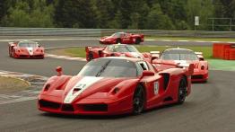 Ferrari FXX - bolid F1 w czerwonym płaszczyku