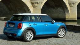 Mini Cooper SD 2014 - wersja 5-drzwiowa w Paryżu - widok z tyłu
