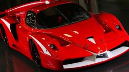 Ferrari FXX - bolid F1 w czerwonym płaszczyku