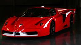 Ferrari FXX - bolid F1 w czerwonym płaszczyku