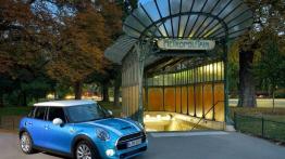Mini Cooper SD 2014 - wersja 5-drzwiowa w Paryżu - widok z przodu