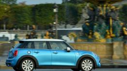Mini Cooper SD 2014 - wersja 5-drzwiowa w Paryżu - prawy bok
