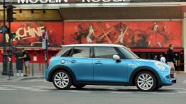 Mini Cooper SD 2014 - wersja 5-drzwiowa w Paryżu - prawy bok