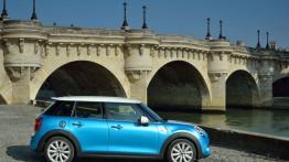 Mini Cooper SD 2014 - wersja 5-drzwiowa w Paryżu - prawy bok
