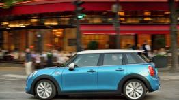 Mini Cooper SD 2014 - wersja 5-drzwiowa w Paryżu - lewy bok