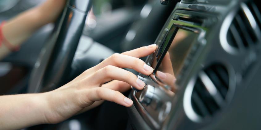 Masz radio w aucie? Możesz dostać karę 1425 zł za brak abonamentu RTV