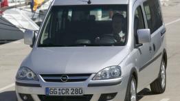 Opel Combo C Tour - widok z przodu