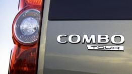Opel Combo D Tour - lewy tylny reflektor - włączony
