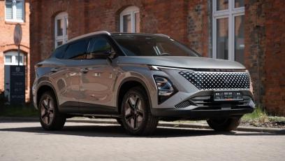 Omoda 5 (1.6 T-GDI) vs Mazda CX-30 (e-Skyactiv X) – chiński luksus w standardzie vs japońska inżynieria. Porównanie wyposażenia Premium vs Homura
