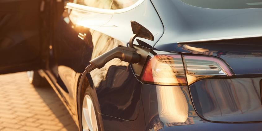 Ceny elektryków w UE w dół. Unijne limity wymusiły obniżki o 1800 euro