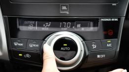 Toyota Prius Plus - panel sterowania wentylacją i nawiewem