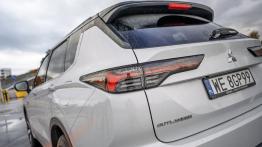 Mitsubishi Outlander PHEV  - lewy tylny reflektor - wy³±czony