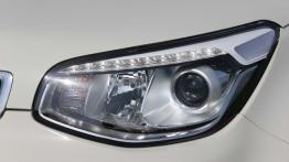 Kia Soul II (2014) CDRi 16V - lewy przedni reflektor - włączony