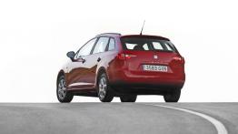 Seat Ibiza SportTourer Ecomotive - tył - reflektory włączone