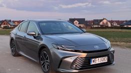 Toyota Camry Hybrid Executive - widok z przodu