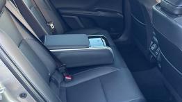 Toyota Camry Hybrid Executive - tylna kanapa, pod³okietnik roz³o¿ony