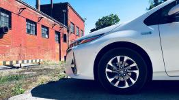 Toyota Prius Plug-in Hybrid kontra Hyundai IONIQ Plug-in – starcie „zielonych” tytanów