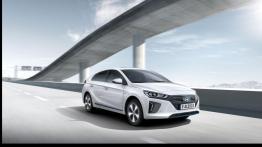 Toyota Prius Plug-in Hybrid kontra Hyundai IONIQ Plug-in – starcie „zielonych” tytanów