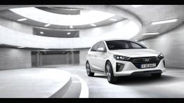 Toyota Prius Plug-in Hybrid kontra Hyundai IONIQ Plug-in – starcie „zielonych” tytanów