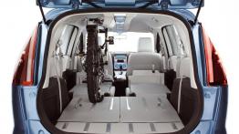 Mazda MX Flexa - tylna kanapa złożona, widok z bagażnika