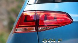 Volkswagen Golf VII 2.0 TDI BlueMotion Technology - lewy tylny reflektor - włączony