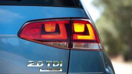 Volkswagen Golf VII 2.0 TDI BlueMotion Technology - prawy tylny reflektor - włączony