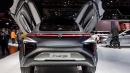 Kolejny chiński koncept "pręży muskuły"