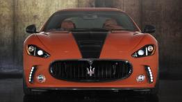 Maserati GranTurismo Mansory - przód - reflektory włączone