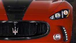 Maserati GranTurismo Mansory - lewy przedni reflektor - włączony